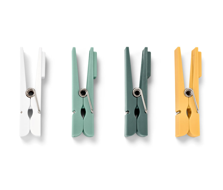 Vier Kühlschrankmagnete in Weiß, Hellgrün, Dunkelgrün und Gelb.