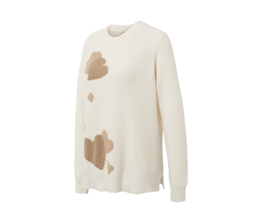 Ein cremefarbener Strickpullover mit Herz-Jacquard.