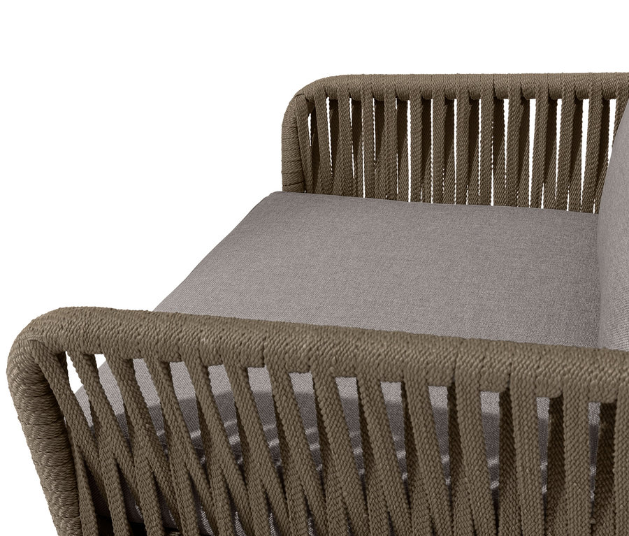 Detailaufnahme eines Lounge-Dining-Sets mit braunem, geflochtenem Rahmen und grauen Kissen.