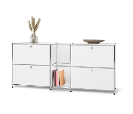 Weißes Sideboard Metall »CN3« mit 4 Klappenfächern, darauf Vase mit Pampasgras und eine Schale, in einem offenen Fach stehen Bücher.