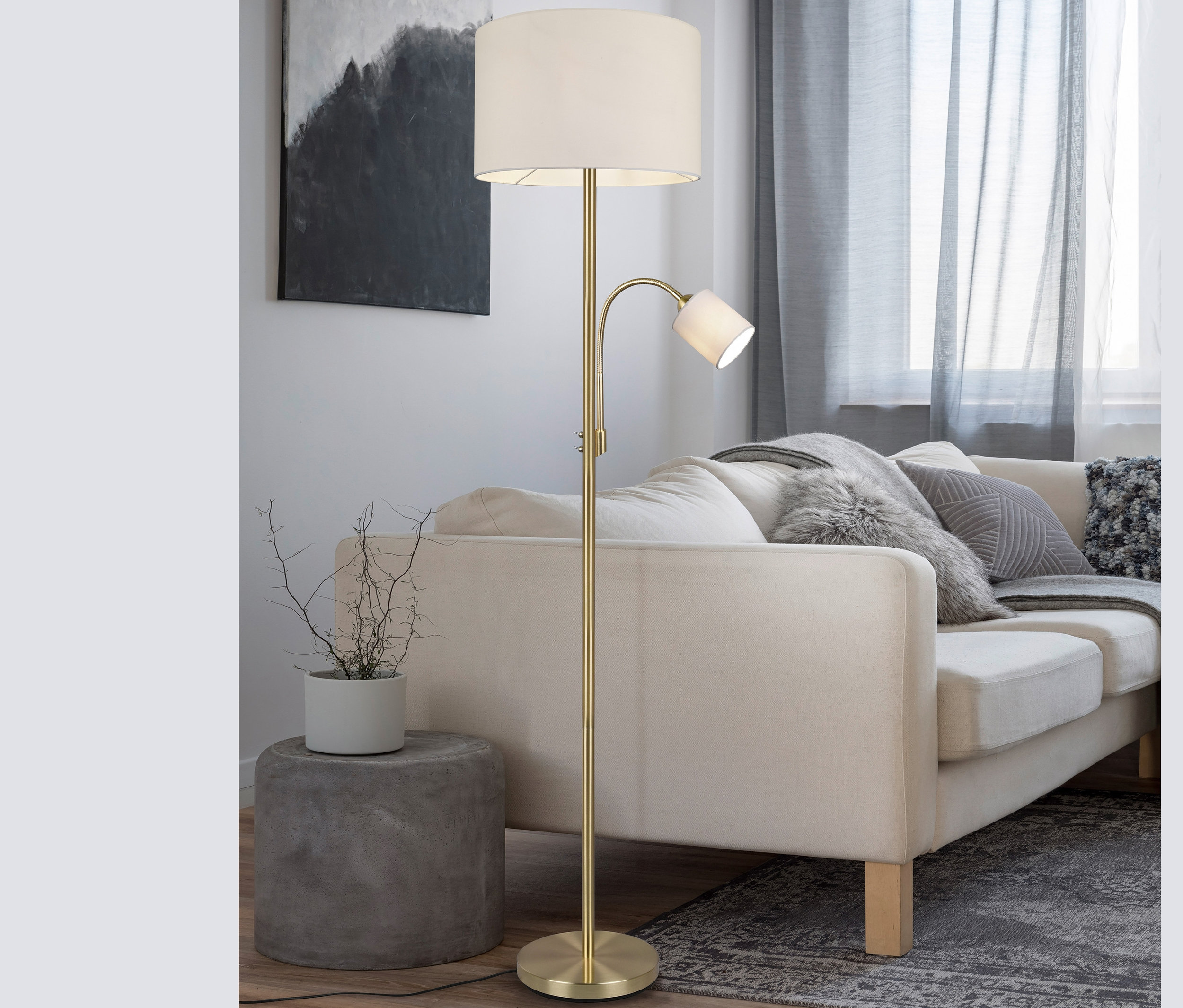 Wohnzimmer mit beigem Sofa, grauen Vorhängen und messingfarbener Trio Stehleuchte »Hotel«.