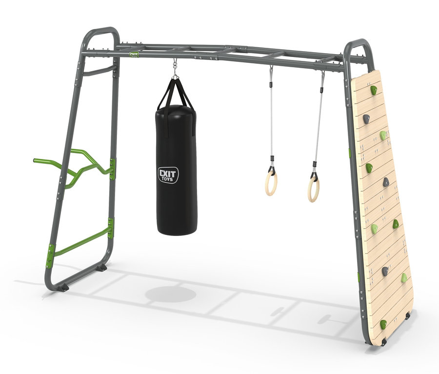 EXIT Klettergerüst MB220 mit schwarzem Boxsack, Turnringen und Kletterwand.