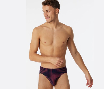 Mann posiert in roten Schiesser Supermini mit Bio-Baumwolle.