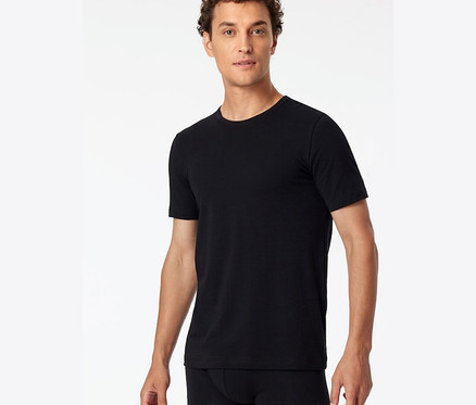 Mann trägt 2 SCHIESSER T-Shirts mit Bio-Baumwolle, schwarz.