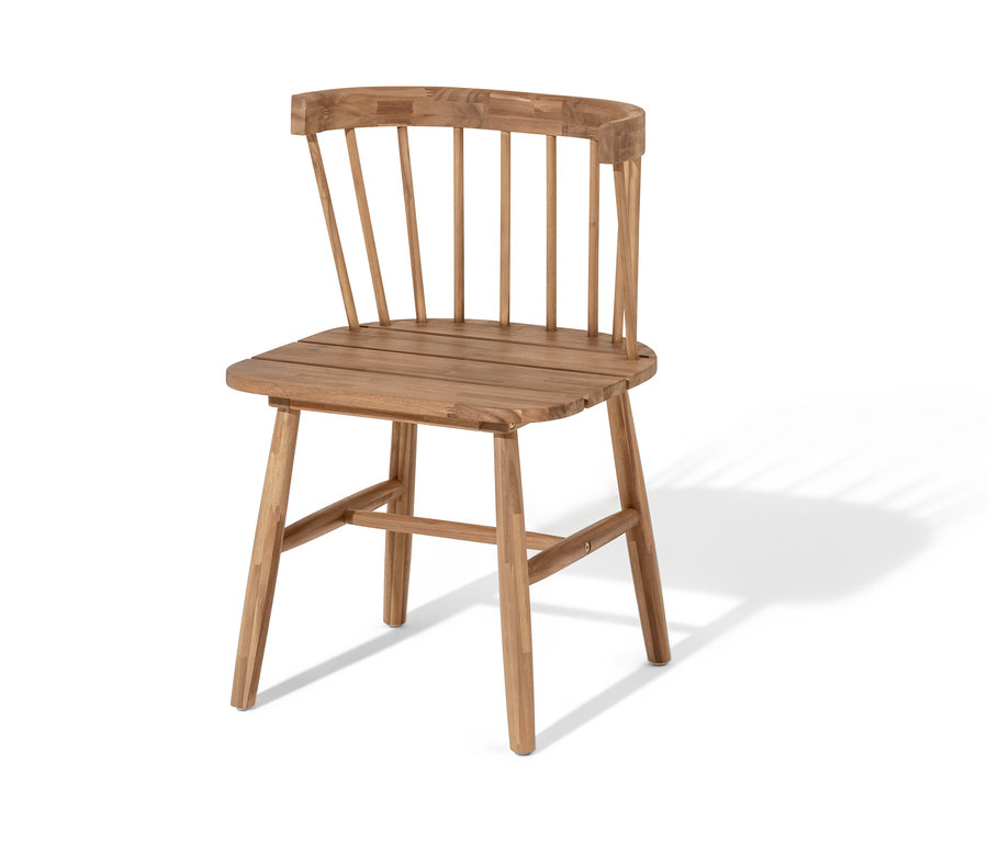 Ein Dining-Stuhl mit Sitzpolster vor einem weißen Hintergrund.