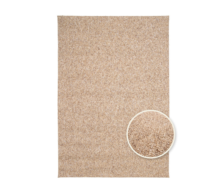 Ein beiger Sisalteppich der Marke "Lino".