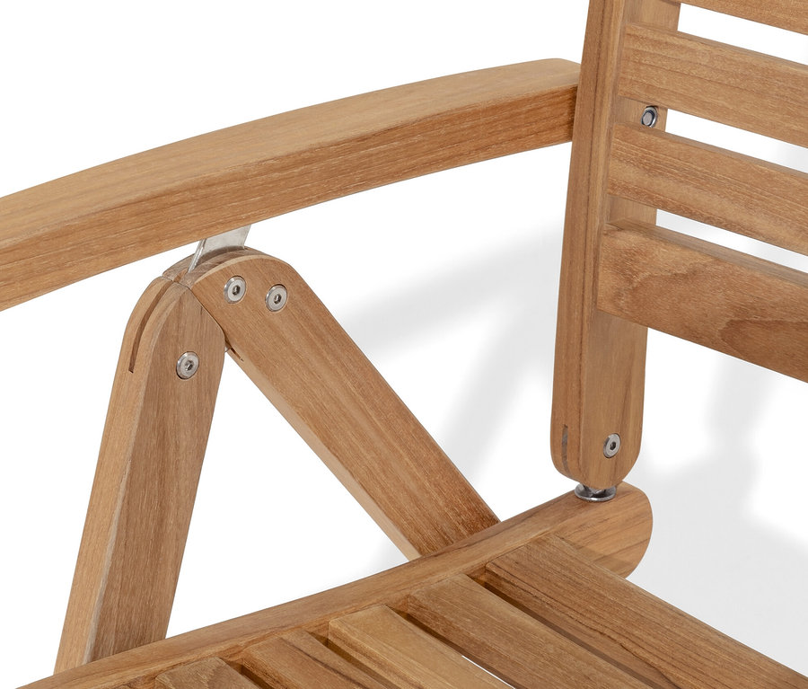 Detailaufnahme eines Teak-Hochlehners mit verstellbarer Rückenlehne.