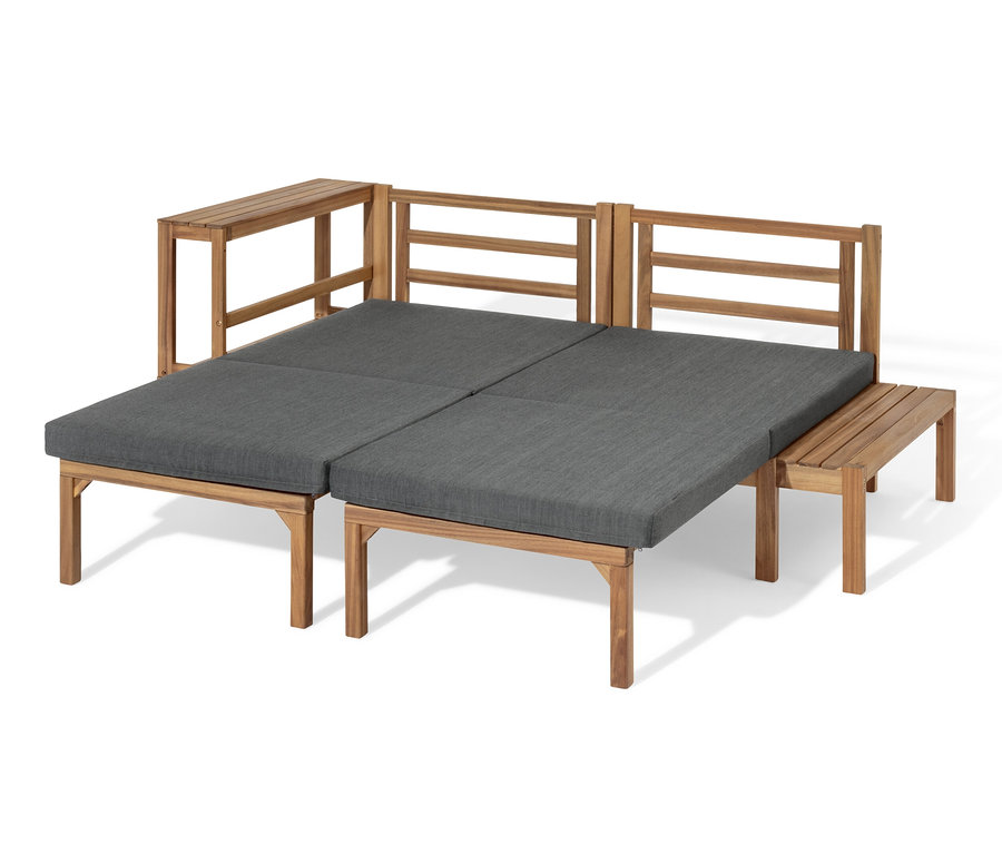 Flexible Lounge-Ecke »Tinus« mit ausziehbaren Fußlehnen mit Holzrahmen und grauen Kissen.