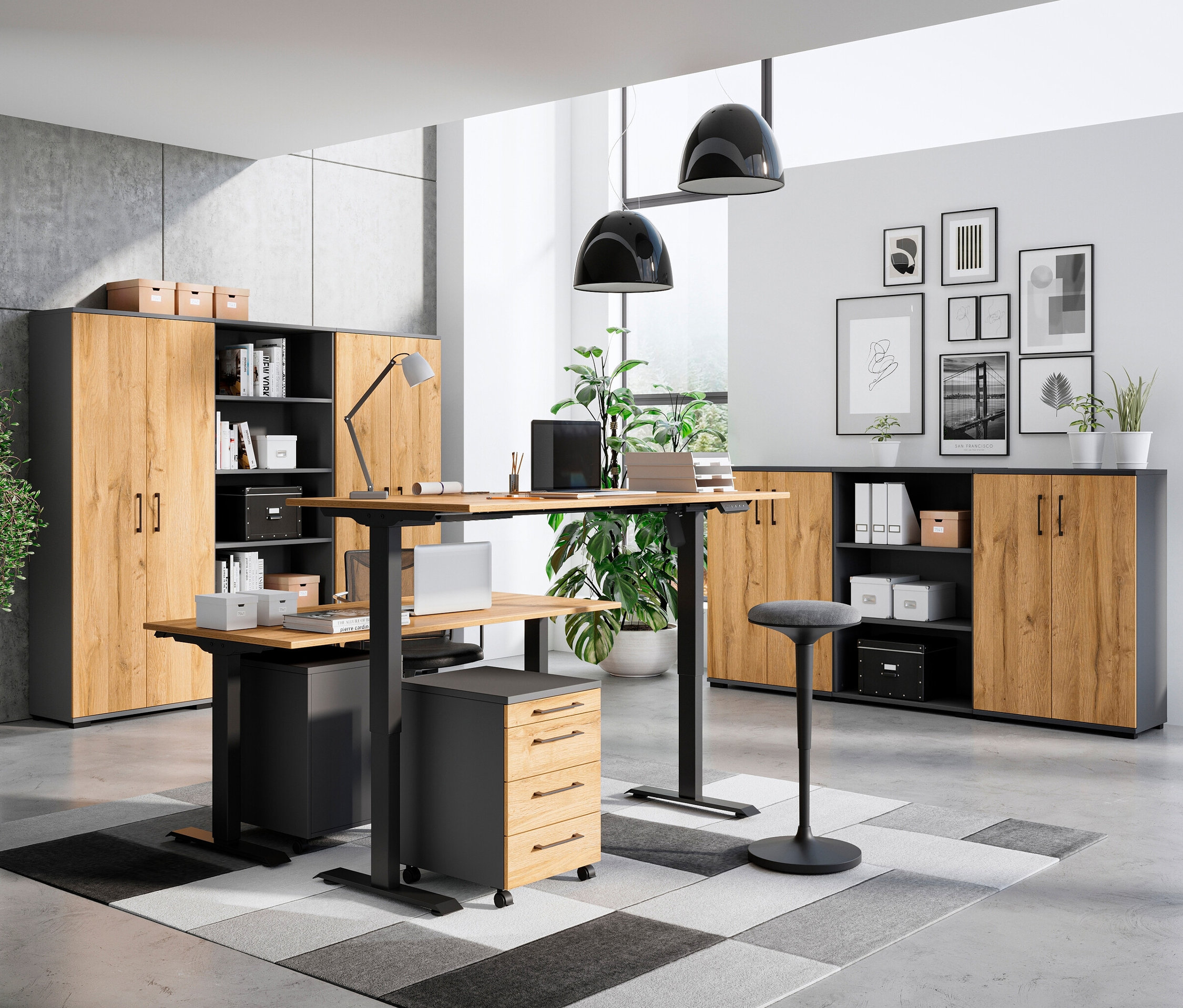 Elektrischer Schreibtisch »Profi« aus Eiche in einem modernen Büro.