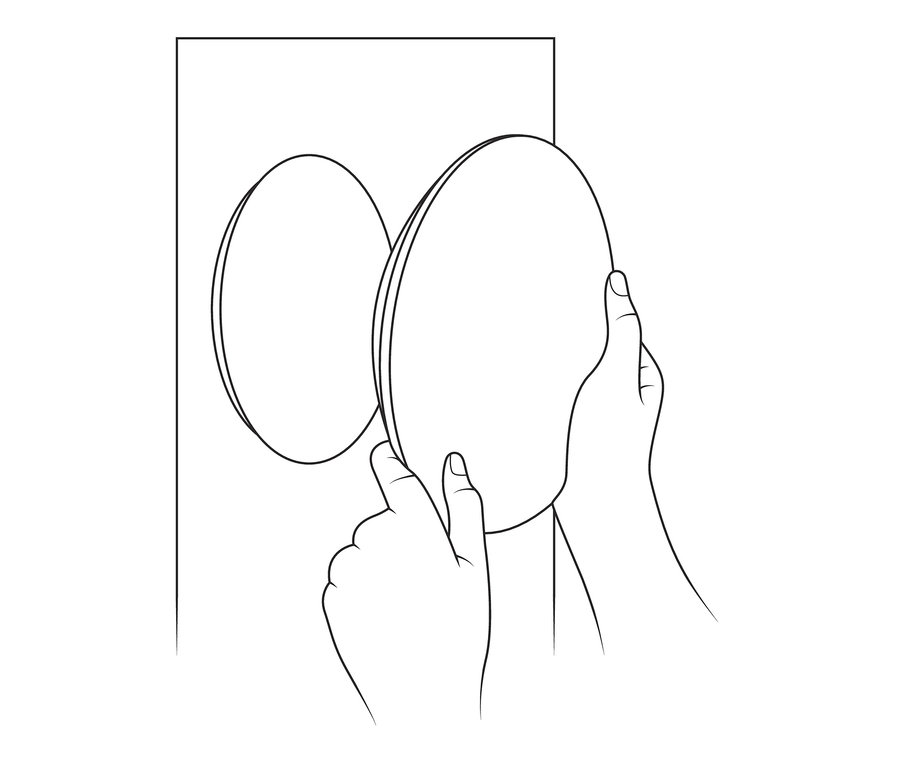 Hände montieren eine LED-Akku-Wandleuchte an der Wand.