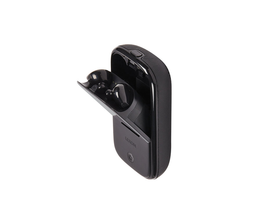 Schwarzes Etui mit geöffnetem Deckel, im Inneren sind Ohrhörer zu sehen. Lexon »SPEAKER BUDS«, TWS-Kopfhörer mit Lautsprecher