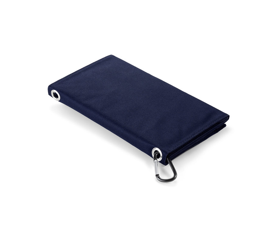 Ein blaues Faltbares Solar-Ladegerät mit einem silbernen Karabiner.