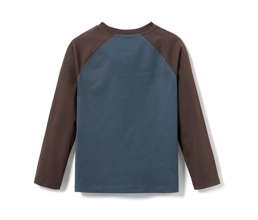 Detailansicht eines Kinder-Langarmshirts aus einem 2er-Set. Der Körper ist blau, die Ärmel sind braun.