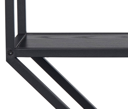 Detailaufnahme eines schwarzen Wandregals.