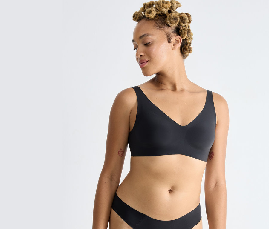 Frau trägt einen schwarzen sloggi ZERO Feel 2.0 Soft Bra.