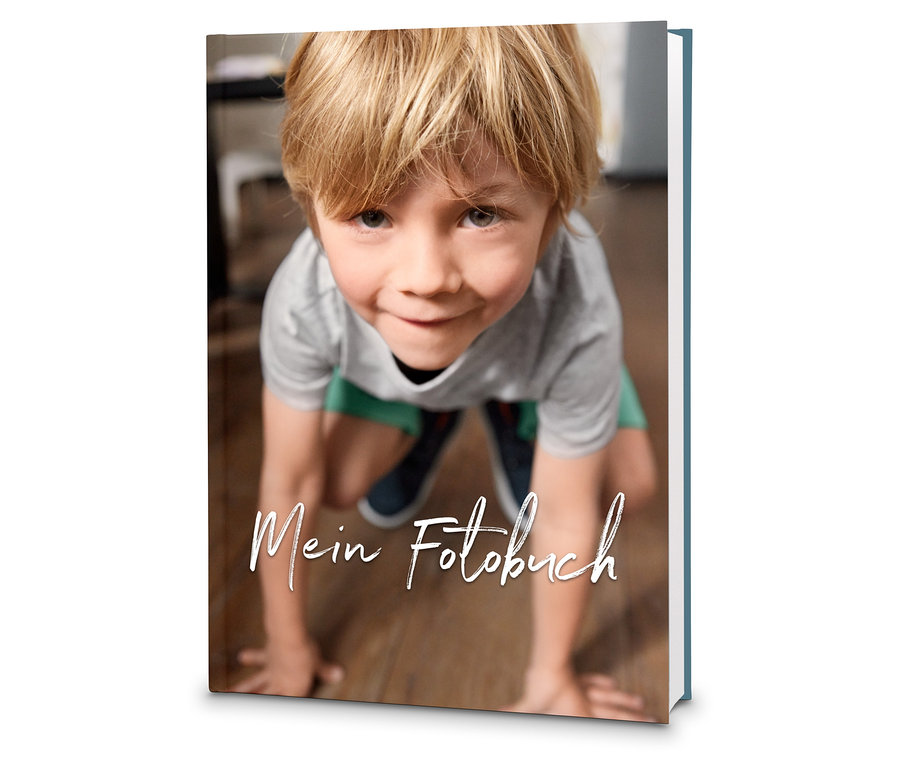 Auf dem Buchcover ist ein Junge in einem T-Shirt, Sweatshorts und Sneakern abgebildet.