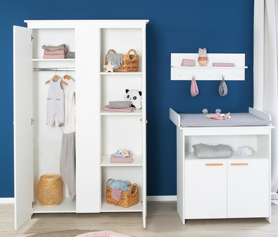 Kinderzimmer mit weißen roba »Anton« Möbeln: Bett, Wickelkommode und Schrank.