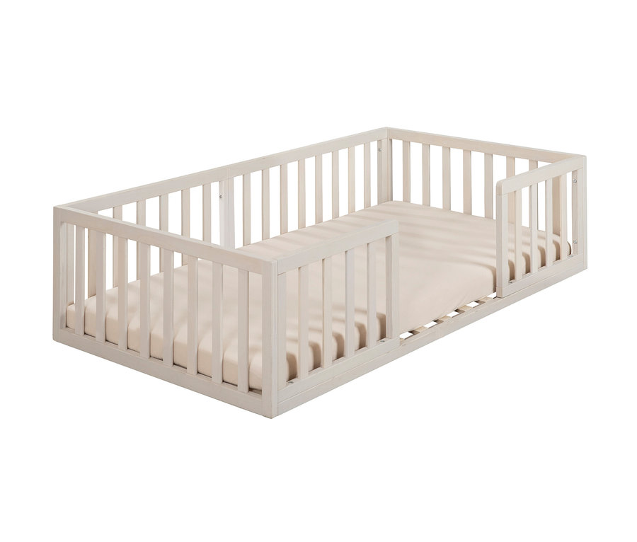 Ein roba Bodenbett 70 x 140 cm mit einem weißen Rahmen und Matratze.