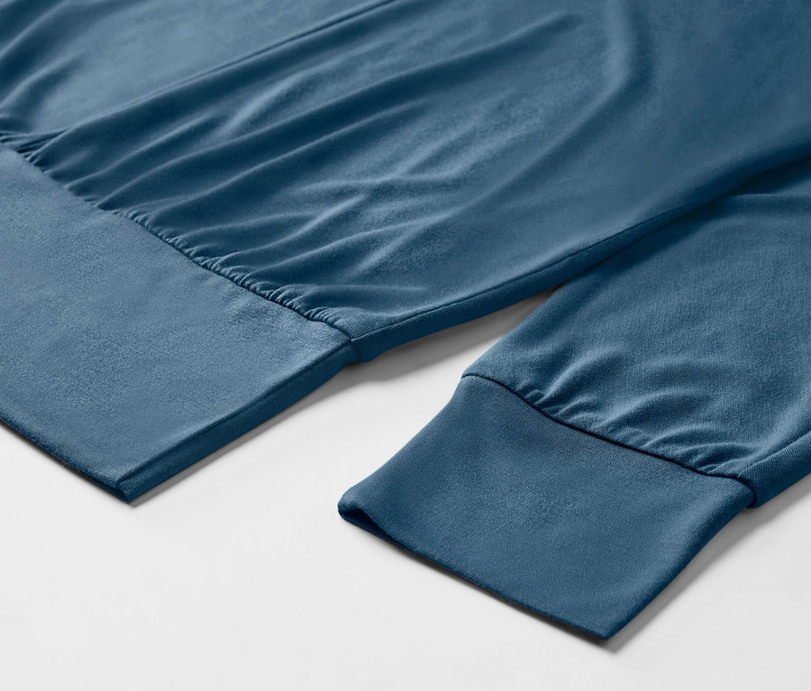 Detailaufnahme eines blauen Yogashirts mit langen Ärmeln.