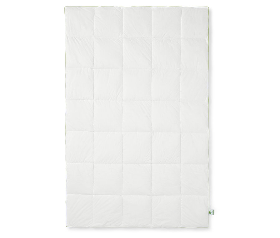 Eine weiße Steppdecke.