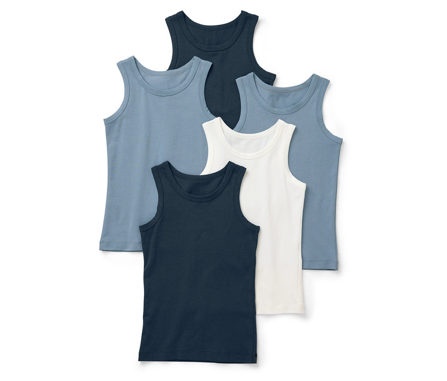Sechs Tanktops in Blau, Dunkelblau und Weiß liegen auf einem weißen Hintergrund.