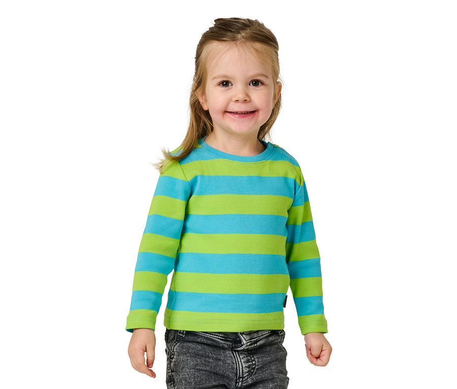 Lächelndes kleines Mädchen in einem blau-grün gestreiften Langarmshirt.