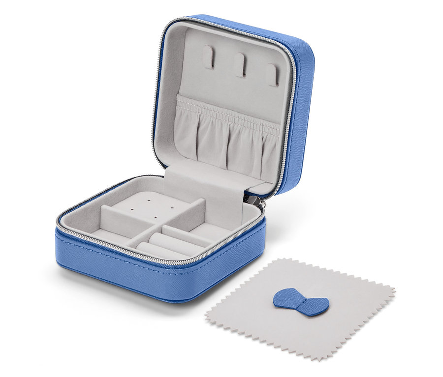 Geöffneter blauer Schmuckkasten mit grauem Innenfutter und einem Poliertuch.