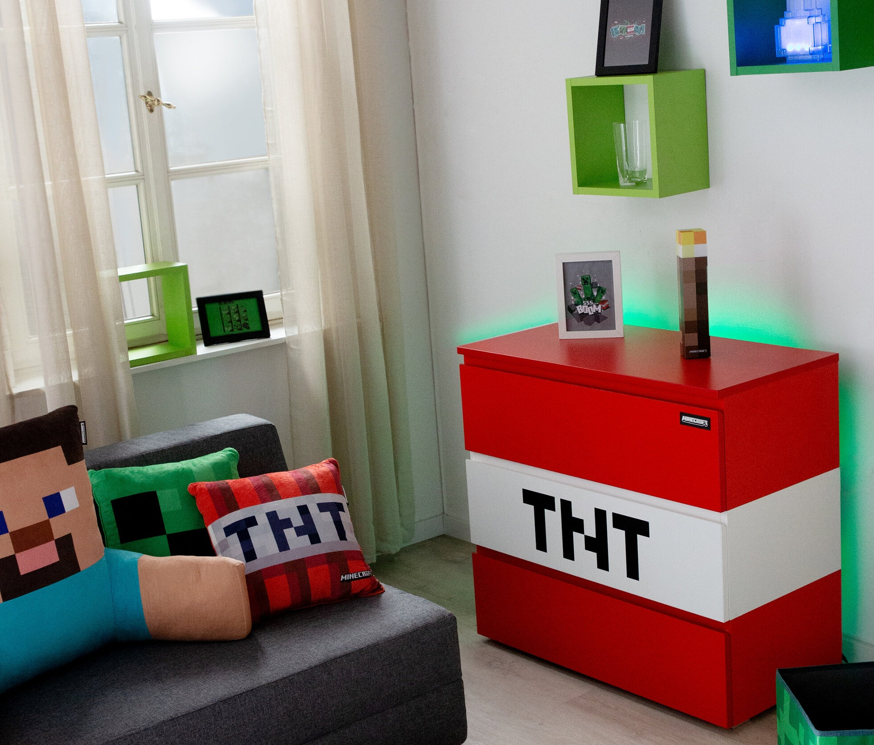 Wohnzimmer mit Sofa mit Minecraft-Kissen und Kommode mit TNT-Motiv und Minecraft LED-Licht.