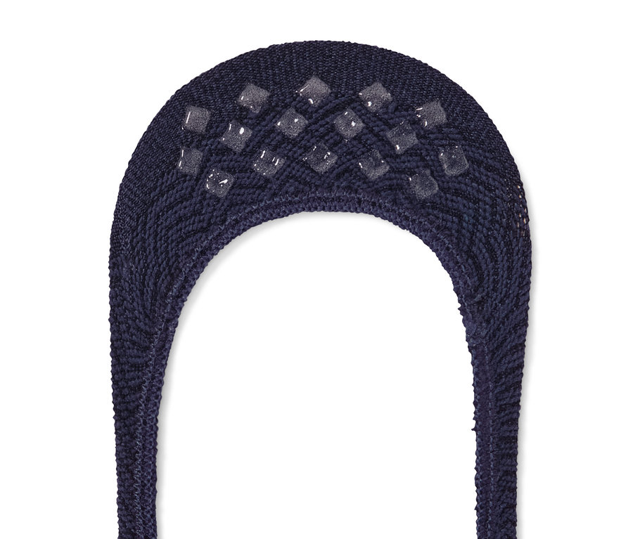 Nahaufnahme von einem Paar blauer Sneaker-Füßlinge.