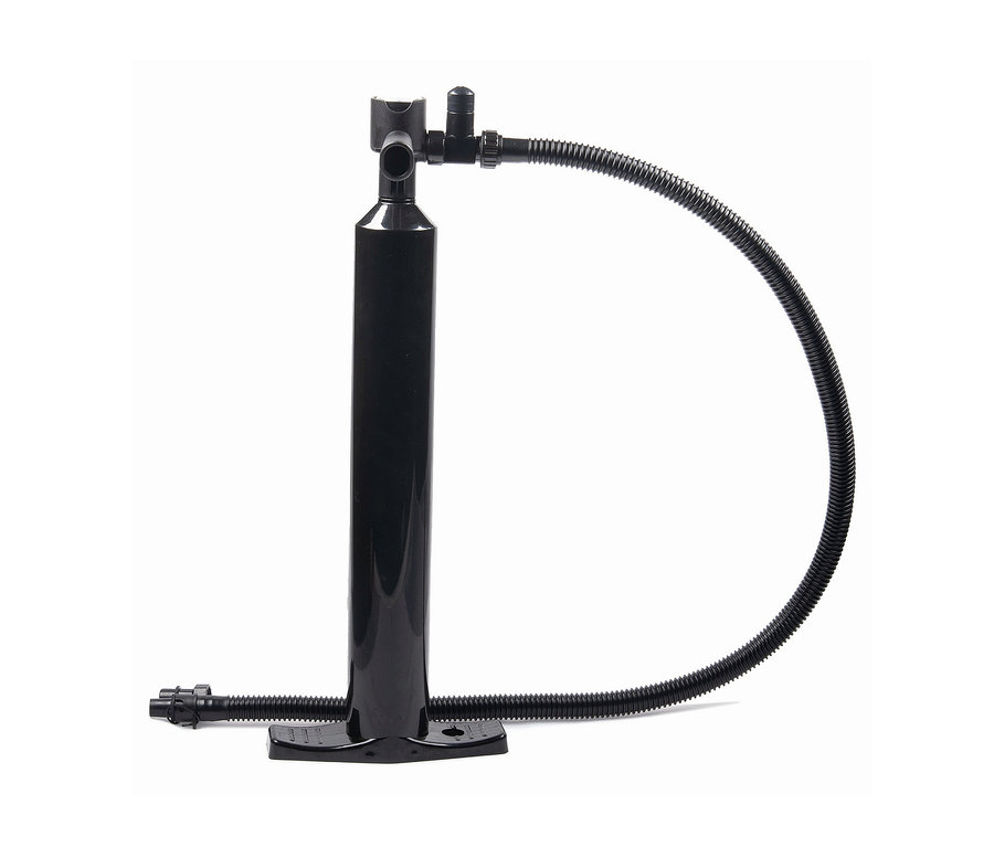 Schwarze Pumpe mit Schlauch.