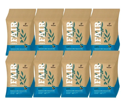 Acht Packungen Tchibo Fair Choice Filterkaffee Portionen in brauner Papierverpackung mit der Aufschrift Fair Choice Café.