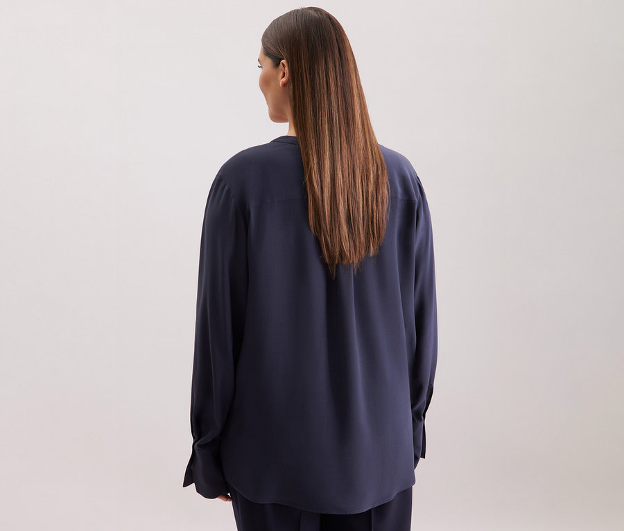 Frau von hinten mit marineblauer Seidensticker Tunika aus Viskose.