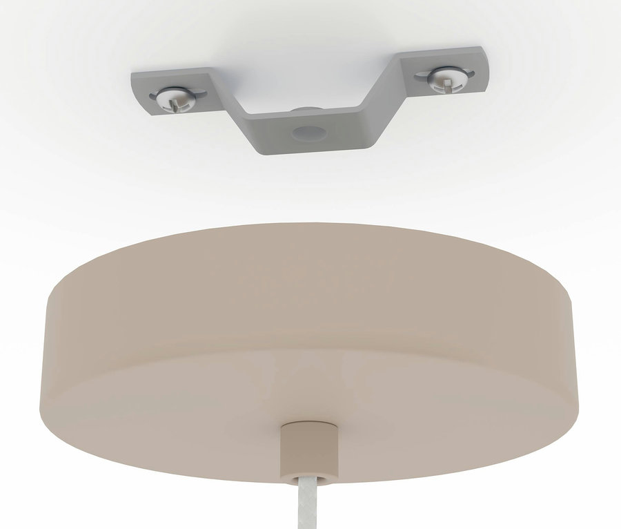Eine an der Decke montierte Metallhalterung hält eine beige Lampenabdeckung.