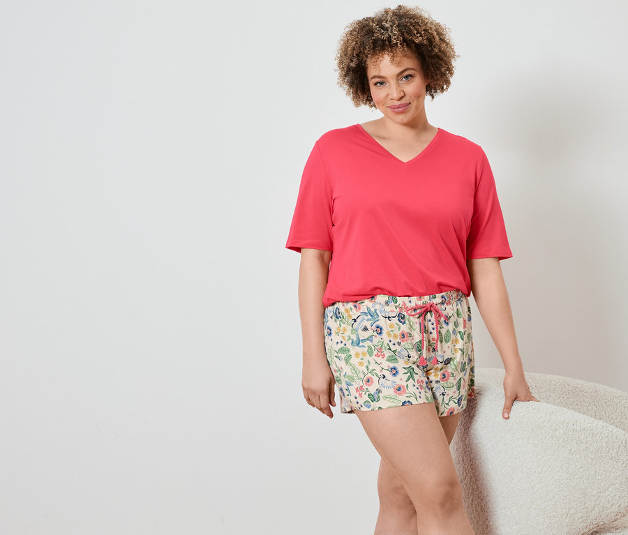 Frau trägt ein Shorty-Pyjama-Set.