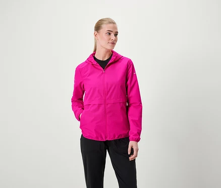 Frau trägt eine pinke Kapuzenjacke und schwarze Hosen.