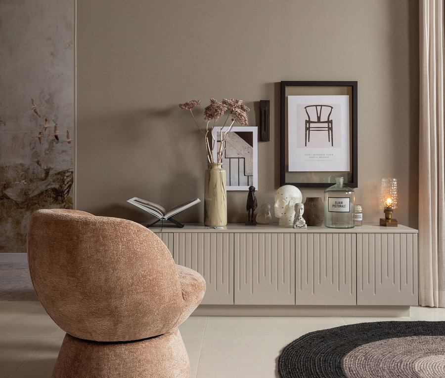 BePureHome Drehsessel »Shuffle« in Naturfarbe steht in einem Raum mit Dekorationen.