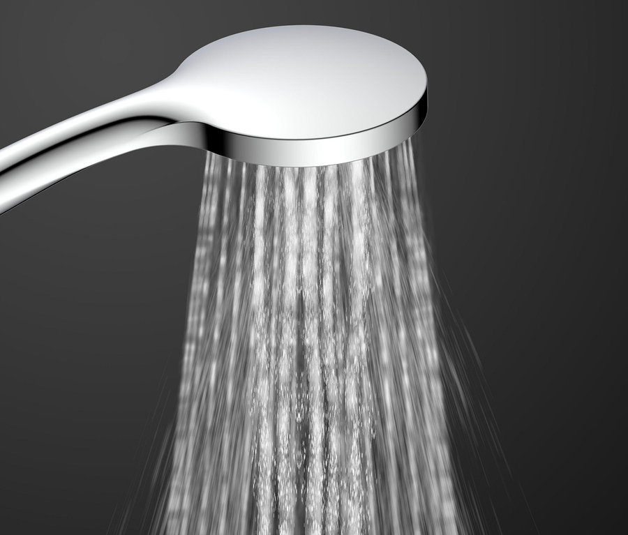 Wasser fließt aus einem verchromten Duschkopf des Brausestangen-Sets »CAPRI«.