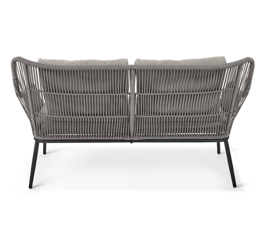 Rückansicht eines Gartensofa-Sets aus Textilgeflecht mit zwei grauen Kissen.