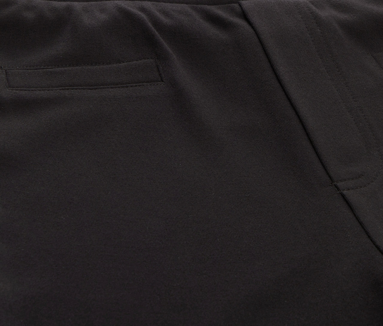 Schwarze Trainingshose mit Tasche.