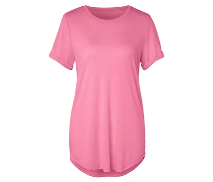 Rosa T-Shirt mit kurzen Ärmeln und umgeschlagenen Manschetten auf weißem Hintergrund.