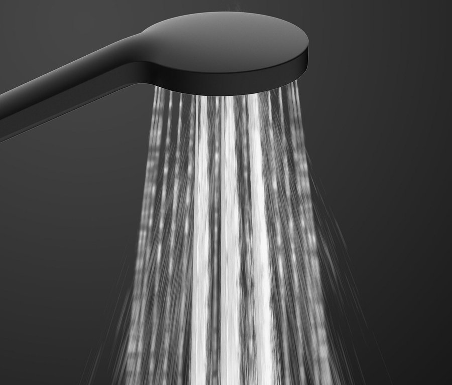 Wasser fließt aus einem schwarzen Überkopfbrause-Set »Madura Fresh«.