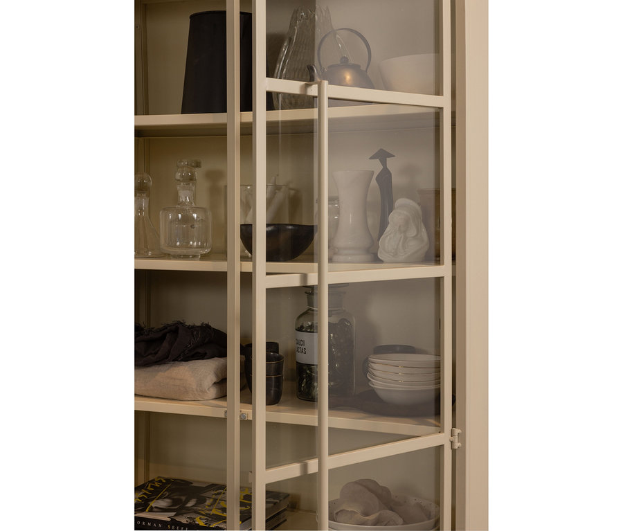 BePureHome Vitrine »Exhibit« aus Metall, khaki, gefüllt mit diversen Deko-Objekten.