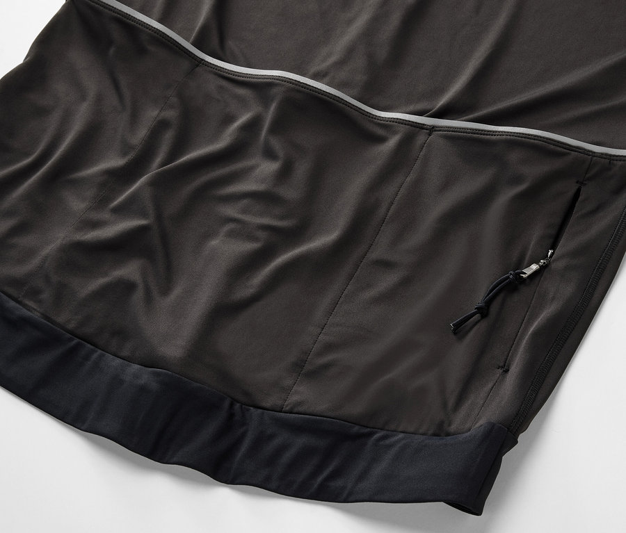 Detailansicht eines blauen Fahrradtrikots.