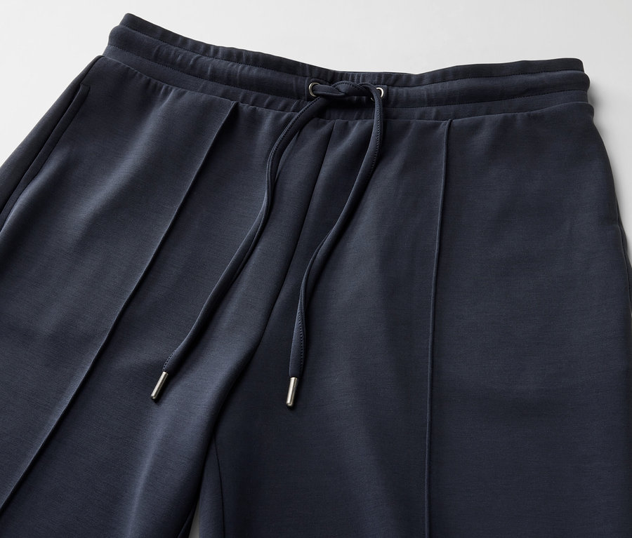 Detail einer marineblauen Joggpants aus Modal-Mix mit Kordelzug.