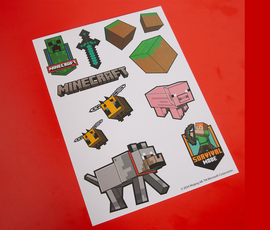 Blatt mit 6 Minecraft Wandtattoos auf rotem Untergrund.