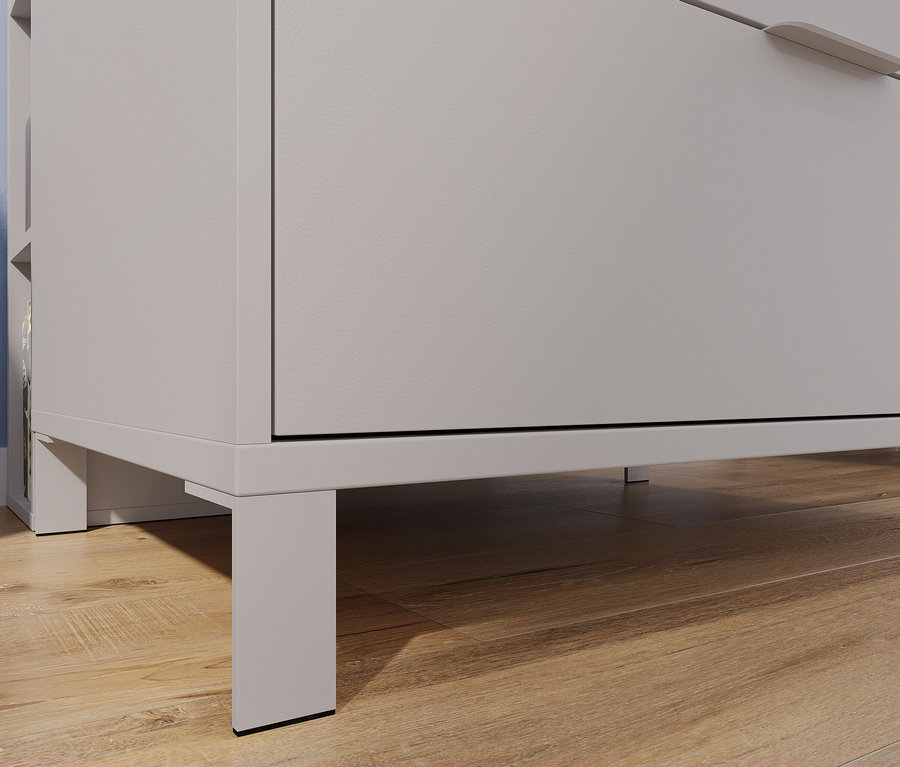 Detailaufnahme einer grauen Wickelkommode »Alkmaar« mit Füßen auf einem Holzboden.