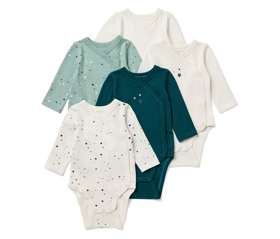 Fünf Baby-Langarmbodys in Weiß, Grün und Dunkelblau mit Sternen.
