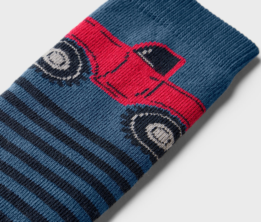 Detailaufnahme einer Kinder-Antirutsch-Socke mit Truck-Motiv, 2 Paar.