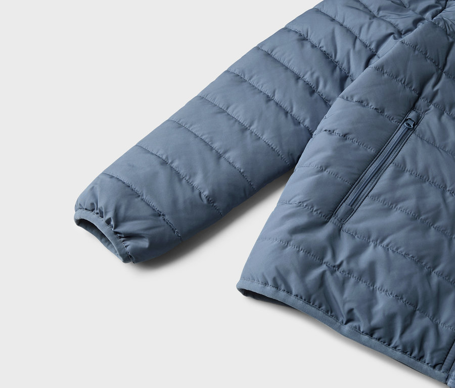 Detailansicht einer blauen Kinder-Steppjacke.