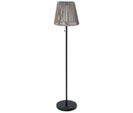 Eine einzelne Stehlampe mit einem Lampenschirm aus geflochtenem Seil und einem schwarzen Sockel steht auf einem weißen Hintergrund.